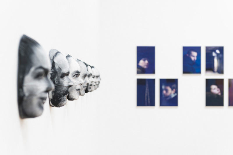 Sabrina Jung, ,Photographers masks of death (left) next to works by Dagmar Keller/Martin Wittwer, "MIt anderen Augen", Kunsthaus Nürnberg, 2016 © Annette Kradisch
