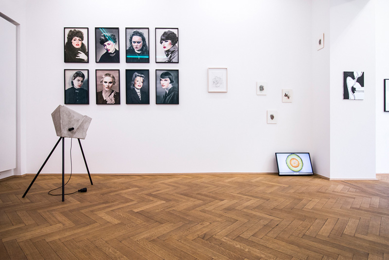 Sabrina Jung, Schöne Frauen (left) next to works by Thomas Woll, Chloe Piene, Kathrin Graf, "Quovadis", Kunst & Denker, 2016 © Celine Al-Mosawi